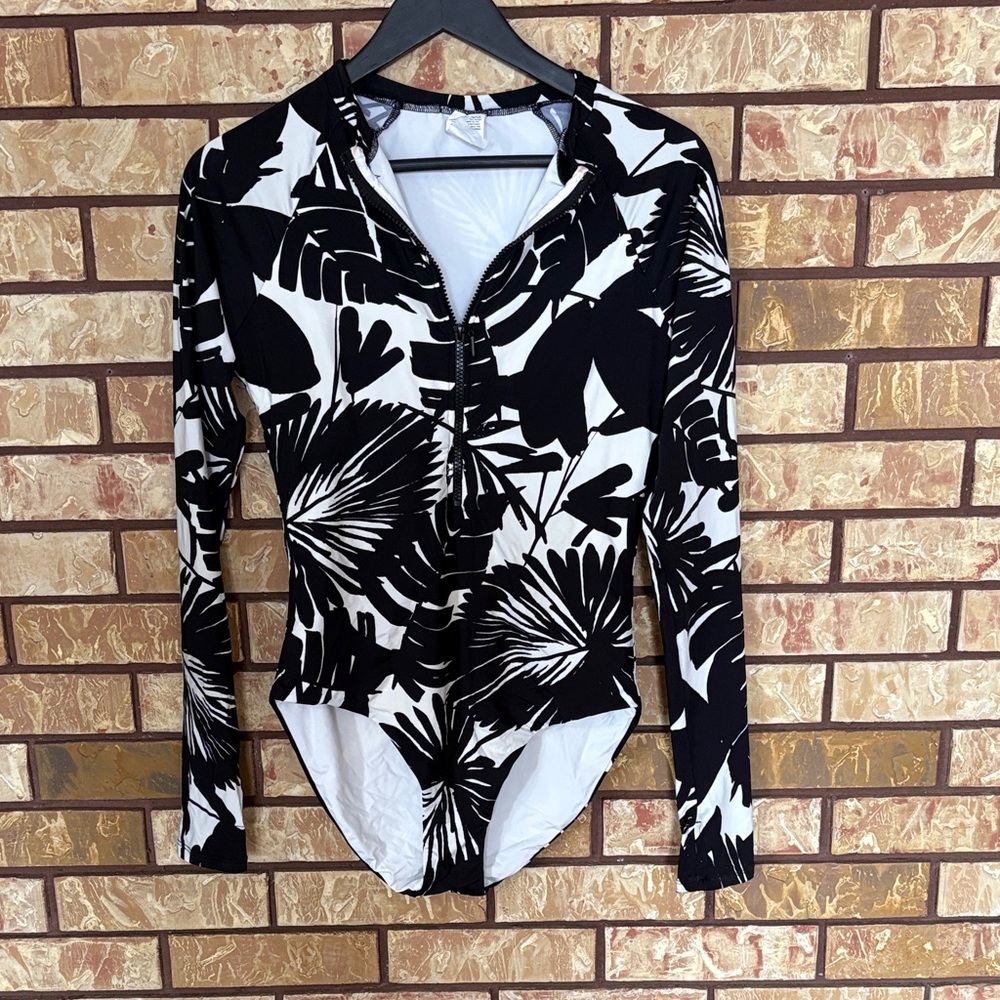 Black and White Leaf Print Women's Top/swimsuit‎ size large excellent condition